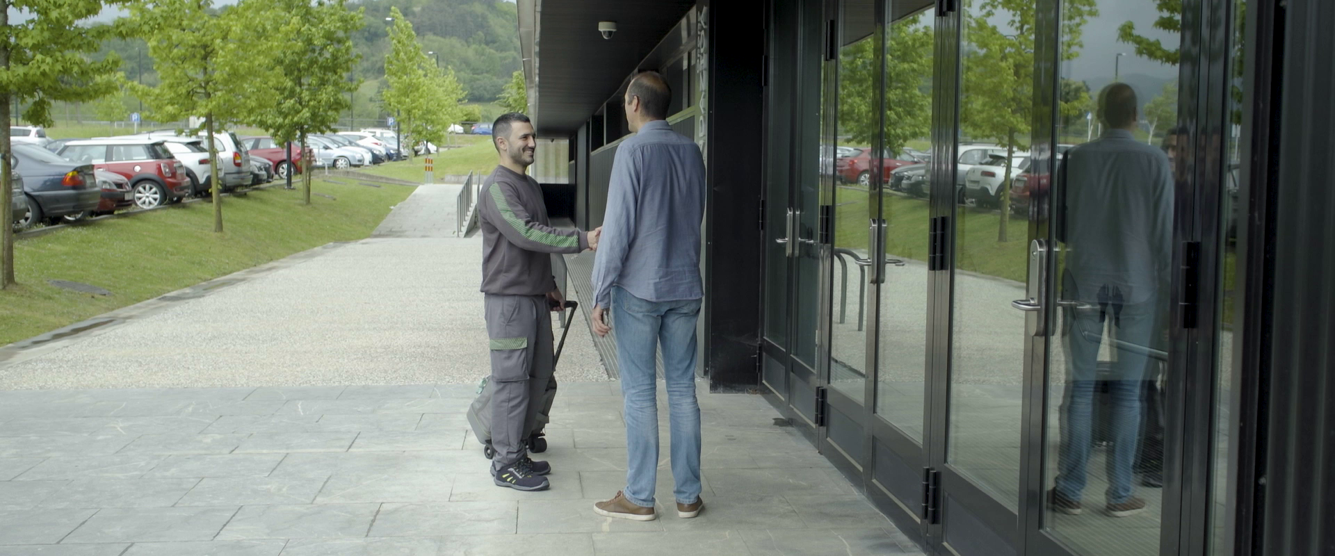 Vedlikeholdstekniker med en kunde