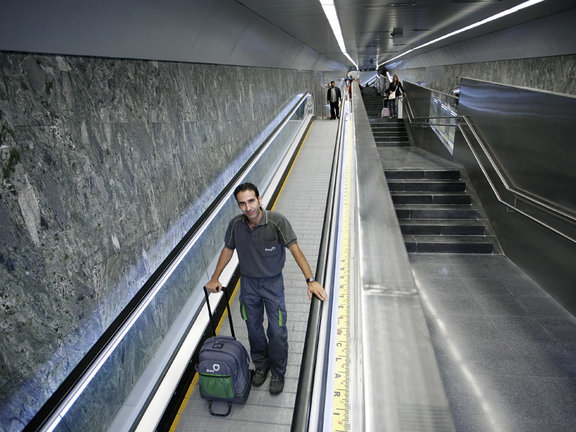 trottoir roulant incliné avec technicien