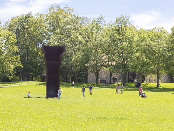 tuin van chillidaleku met het beeld "Op zoek naar het licht" van Eduardo Chillida