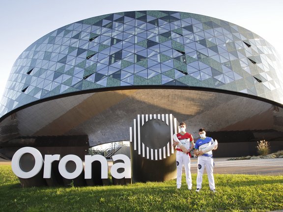 Dos jugadores de remonte frente a la sede de Orona