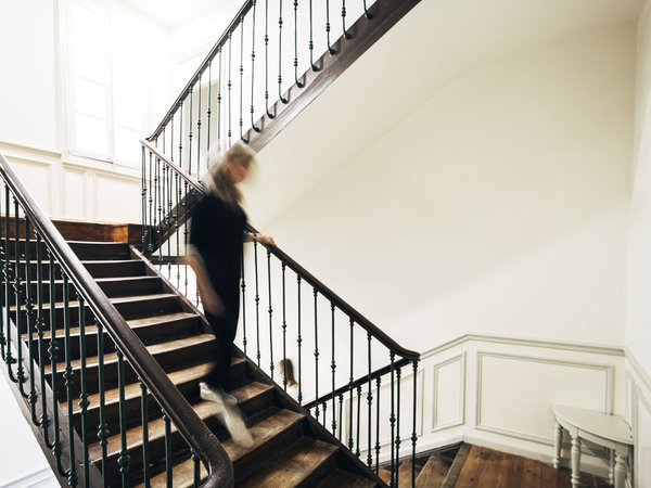 Femme qui descend les escaliers