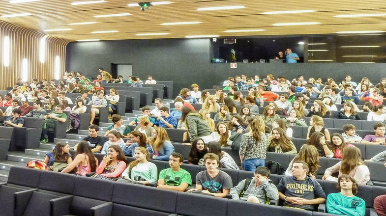 Alumnos, en el auditorio de Orona Fundazioa, que participaron en Zinetek 